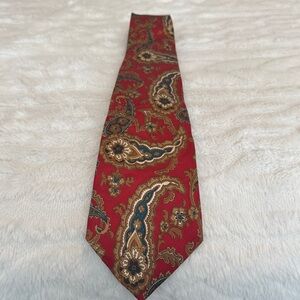 Elegant Paisley Silk Tie in Red and Gold